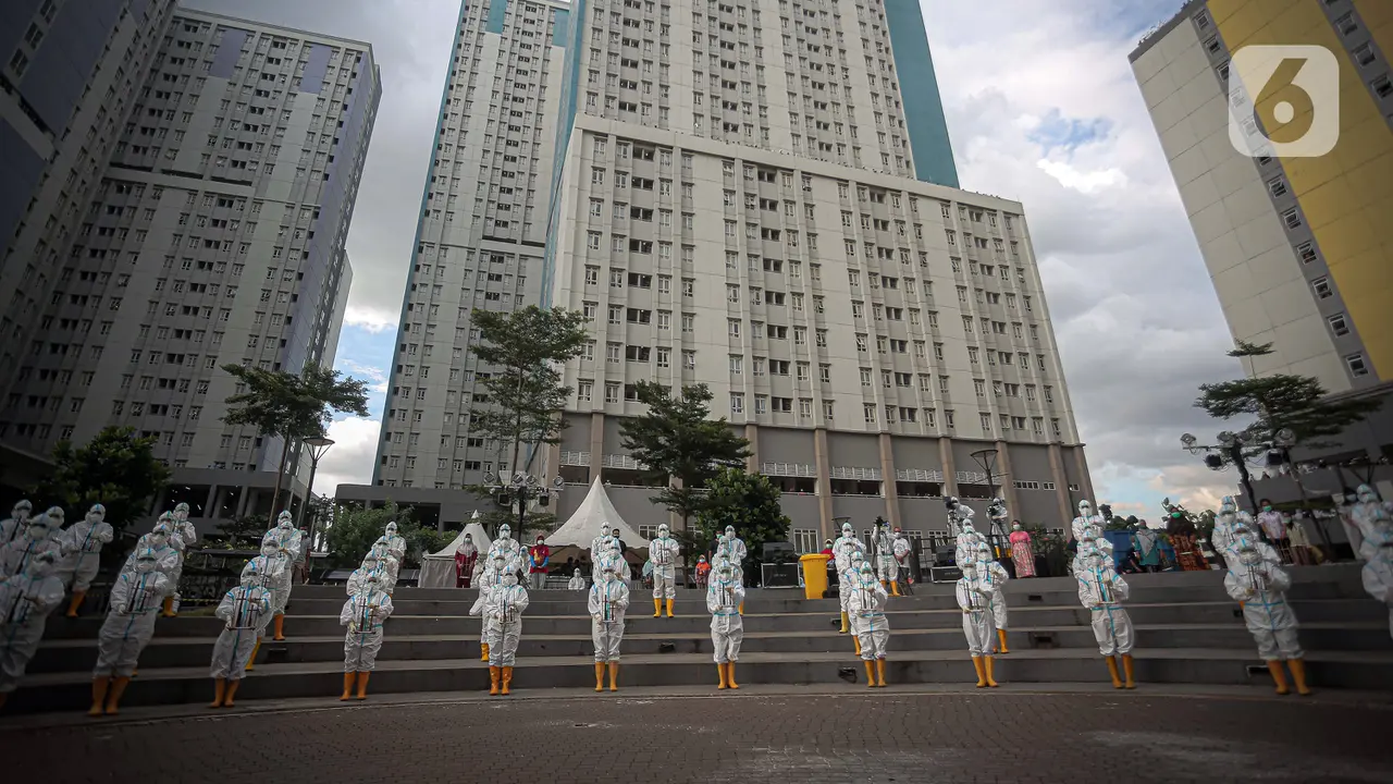 FOTO: Nakes dan Pasien COVID-19 Main Angklung Peringati 1 Tahun RSDC Wisma Atlet