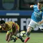 Duel pemain Persib Bandung, Jonathan Bauman (kanan) dan pemain MItra Kukar, Bayu Pradana pada laga Liga 1 Indonesia di GBLA, (8/4/2018). Persib Bandung menang 2-0. (Bola.com/Nick Hanoatubun)