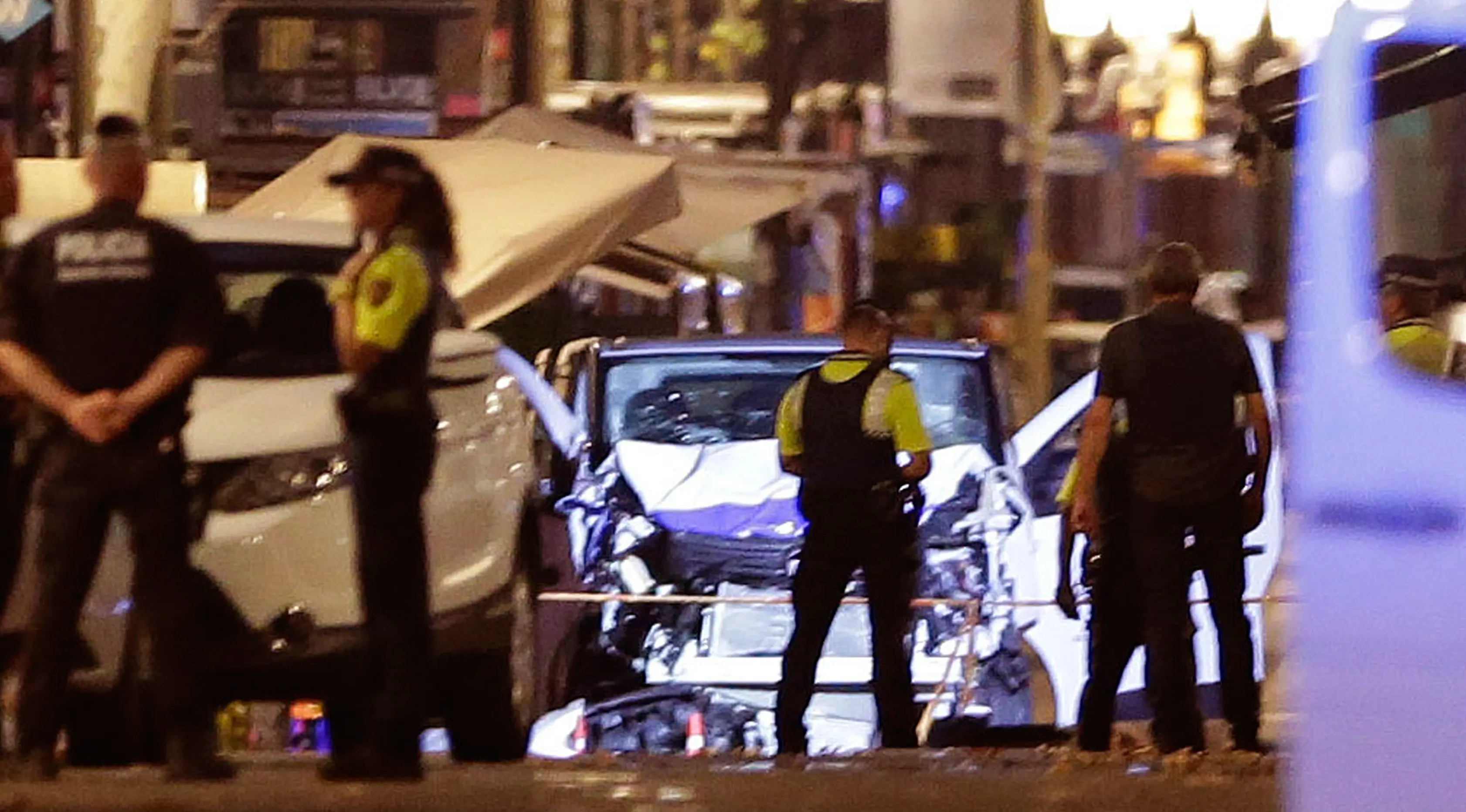 Petugas polisi berdiri di samping mobil van putih yang menabrak kerumunan orang di Jalanan Las Ramblas, Barcelona, Spanyol (17/8). Kejadian tersebut terjadi pada pukul 16:50 watu setempat. AP Photo/Manu Fernandez)