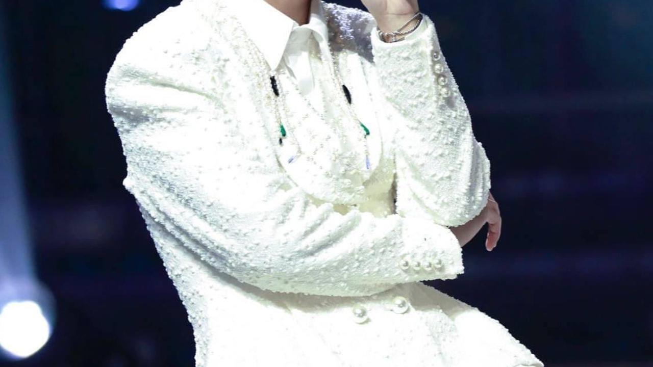 Komentar dari Knetz pun tidak terelakkan. Salah satu dari mereka berkata, "Itu lebih baik daripada sumber suaranya." Kemampuan V BTS dalam menunjukkan gaya vokalnya yang khas dan autentik membuatnya sukses dalam debut solonya.