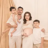 Dalam pemotretan ini, Jessica Iskandar dan keluarga tampil dengan koordinasi warna mulai dari busana hingga dekorasi. Kombinasi warna cream-putih jadi tema utama dalam pemotretannya kali ini. [@fdphotography90].