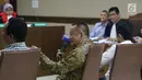 Mantan Sekretaris MA, Nurhadi (tengah) menjawab pertanyaan saat menjadi saksi pada sidang lanjutan dugaan suap terkait pengurusan sejumlah perkara dengan terdakwa Eddy Sindoro di Pengadilan Tipikor, Jakarta, Senin (21/1). (Liputan6.com/Helmi Fithriansyah)