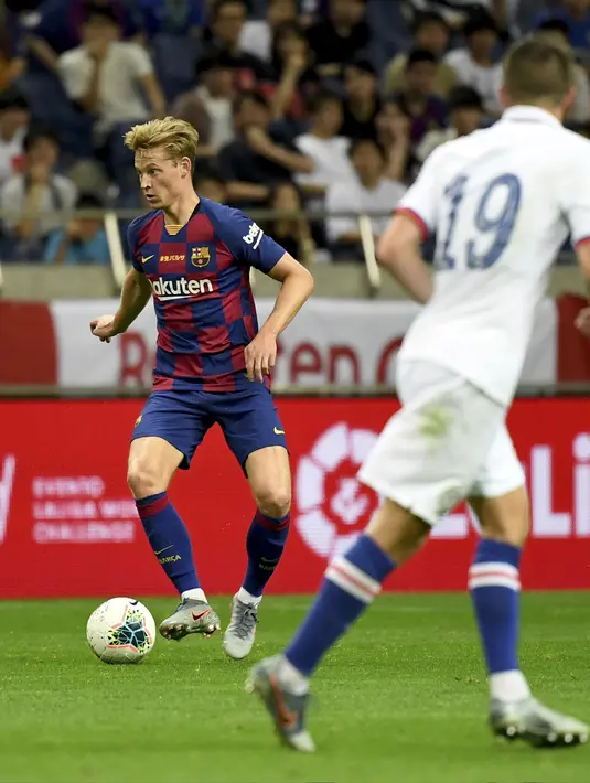 Gelandang Barcelona, Frenkie de Jong mengontrol bola saat bertanding melawan Chelsea pada laga perdana pramusim di Saitama Stadium 2002, Saitama, Selasa (23/7/2019). Chelsea menang tipis 2-1 atas Barcelona. (AFP Photo/Toshifumi Kitamura)