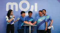 Direktur Moji, Hendy Lim (tengah kiri), Managing Director Emtek, Sutanto Hartono (tengah), dan Michael Owen (tengah kanan) menekan tombol launching MOJI di Sumarecon Mall Serpong, Tangerang Selatan, Minggu (21/08/2022). (Bola.com/Bagaskara Lazuardi)