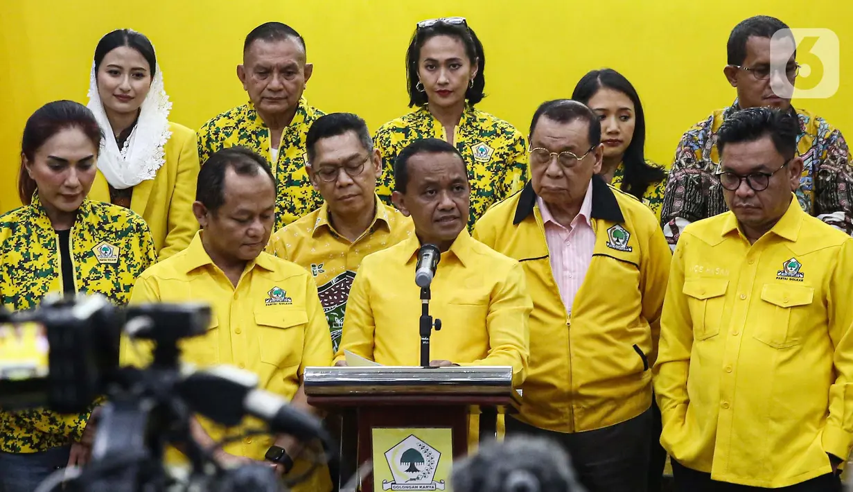Ketua Umum Partai Golongan Karya (Golkar) Bahlil Lahadalia (tengah) saat mengumumkan pengurus baru Dewan Pimpinan Pusat (DPP) Partai Golkar periode 2024-2029 di kantor DPP Partai Golkar, Jakarta Barat, Kamis (7/11/2024). (Liputan6.com/Angga Yuniar)