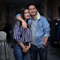 "Kasih (masukan) lah. Saya juga yang nemuin foto pilihan tuksedonya. Terus ada satu jas yang aku dan jeje suka. Inspirasinya lihat majalah, googling, dan lainnya," ucap Syahnaz. (Deki Prayoga/Bintang.com)