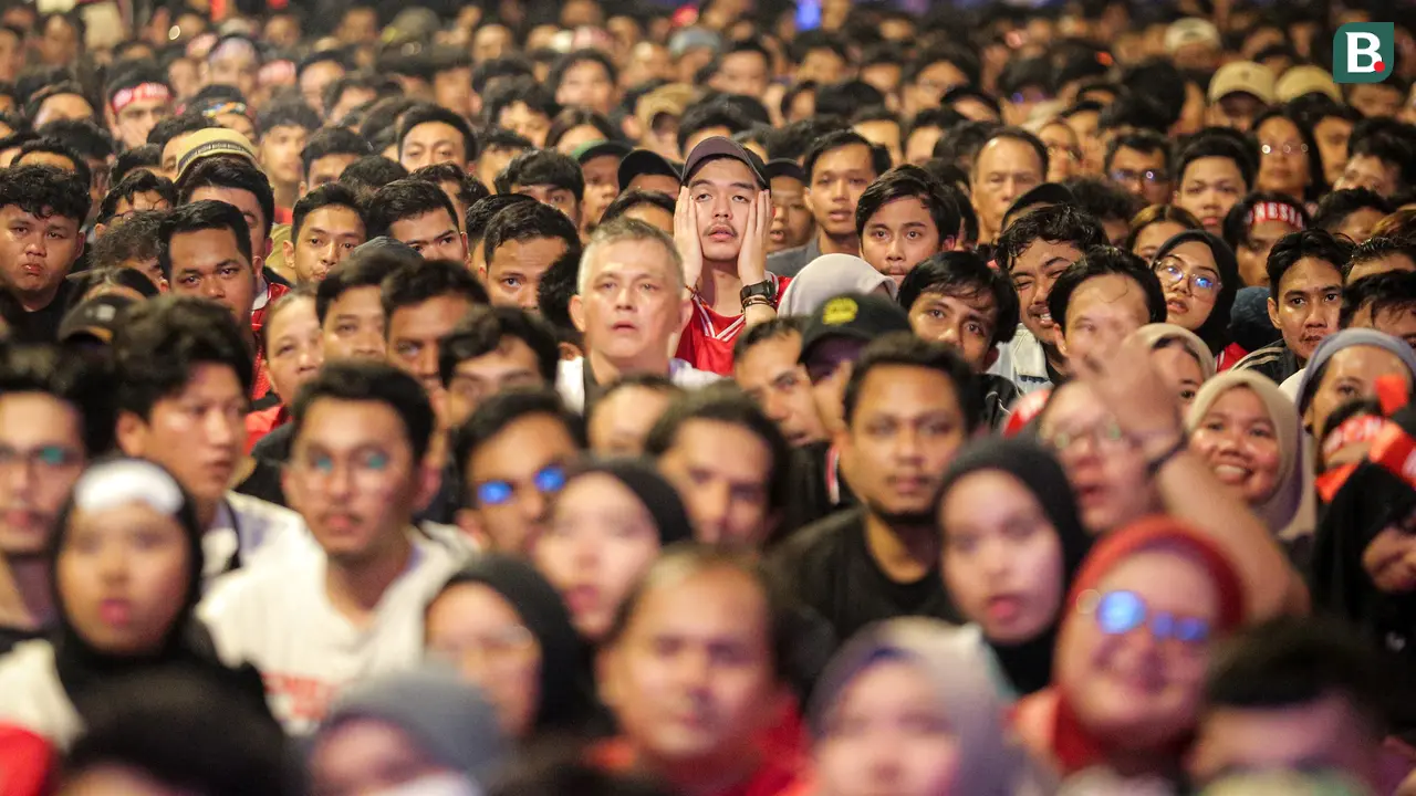 Foto: Nobar Timnas Indonesia U-23 di GBK Sempat Bergelora, Eh Kena Prank Wasit VAR