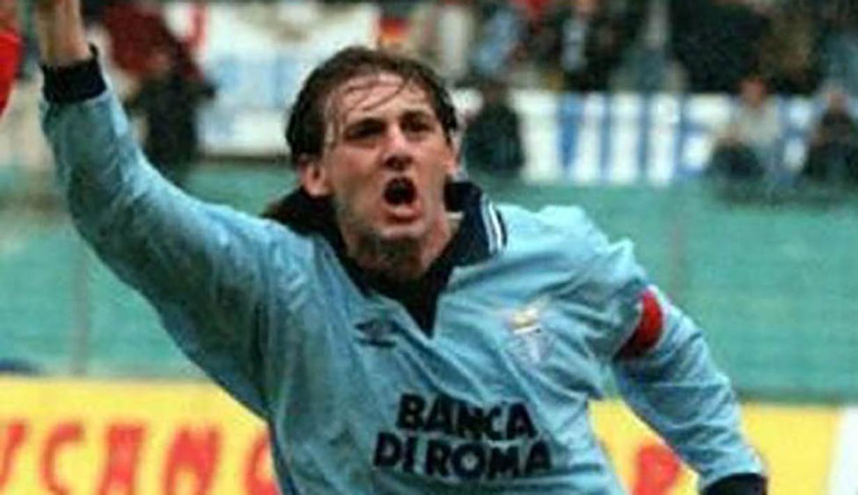 3. Giuseppe Signori (Lazio), penyerang mungil asal Italia ini memiliki naluri mencetak gol yang tinggi. Bersama klub ibukota dirinya sempat dua kali menjadi pencetak gol terbanyak Liga Italia. (Youtube)