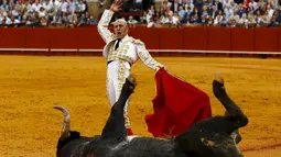 Matador Spanyol, Javier Castano bersorak usai mengalahkan banteng yang menjadi lawannya di ibukota Andalusia, Seville, (17/4).Pertarungan ini merupakan pertunjukan tradisional yang telah lama ada di Spanyol. (REUTERS / Marcelo del Pozo)