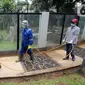 Petugas menyemprotkan cairan disinfektan di area Museum Fauna Indonesia Komodo dan Taman Reptilia, TMII Jakarta, Rabu (18/3/2020). Pengelola TMII secara bertahap melakukan tindakan disinfeksi di setiap lokasi wisata dan anjungan. (Liputan6.com/Fery Pradolo)