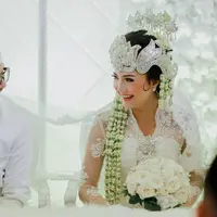 Jauh dari kesan boyish, cantik natural seleb ini terekspose di hari pernikahan. (Sumber foto: toscapictura/instagram)