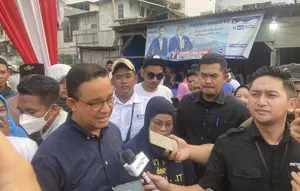Anies Baswedan di Kampung Muara Baru Penjaringan di Jakarta Utara, Minggu (19/5/2024). (Liputan6.com/Muhammad Radityo Priyasmoro).