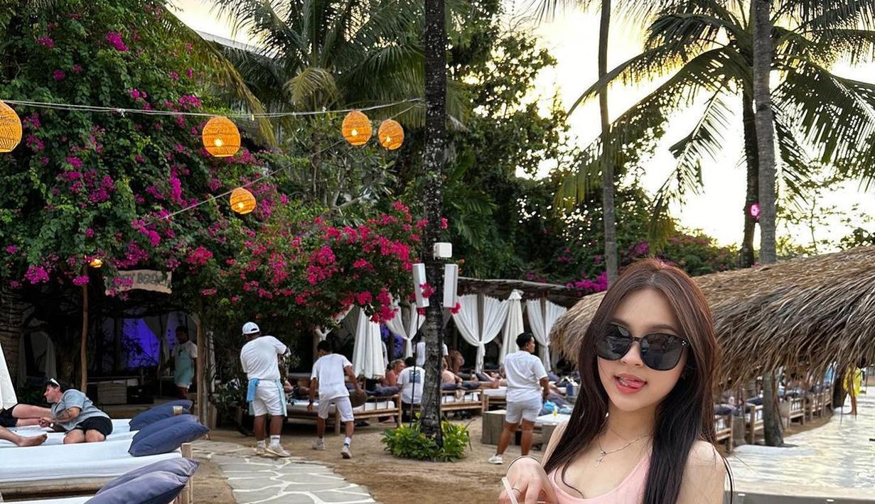 Kedekatan antara Eca Aura dan Alam Ganjar menjadi salah satu topik hangat.Publik terus mengikuti perkembangan hubungan keduanya, dan semakin banyak yang menganggap bahwa ada sesuatu yang lebih dari sekadar pertemanan. (Liputan6.com/IG/@elsaajapasal)