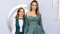 (Kiri-Kanan) Vivienne Jolie-Pitt dan ibunya, Angelina Jolie, menghadiri Tony&nbsp;Awards&nbsp;ke-77 di Teater David H. Koch, Lincoln Center, New York City, Amerika Serikat, 16 Juni 2024. (Dia Dipasupil/Getty Images/AFP)