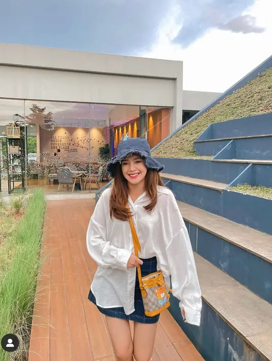 <p>Mini skirt jeans dan jeans hat sangat cantik dipadu padankan dengan white shirt.&nbsp;(instagram/bebytsabina)</p>