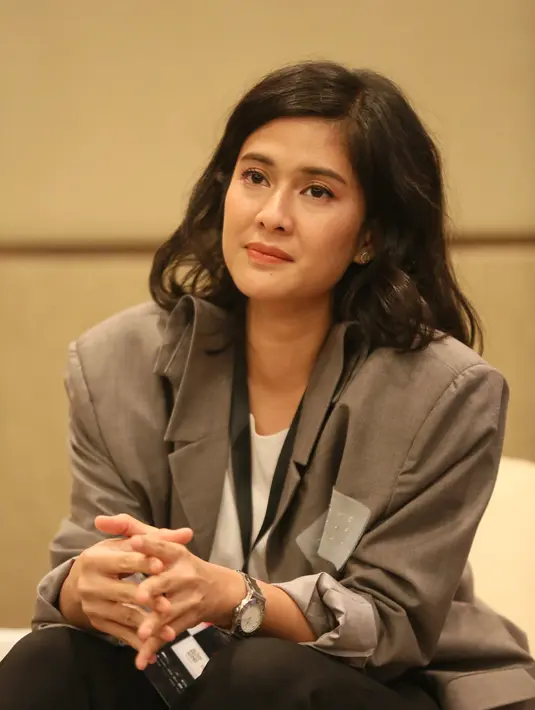 Dian Sastrowardoyo acara IDEAFest 2019. (Adrian Putra/Fimela.com)