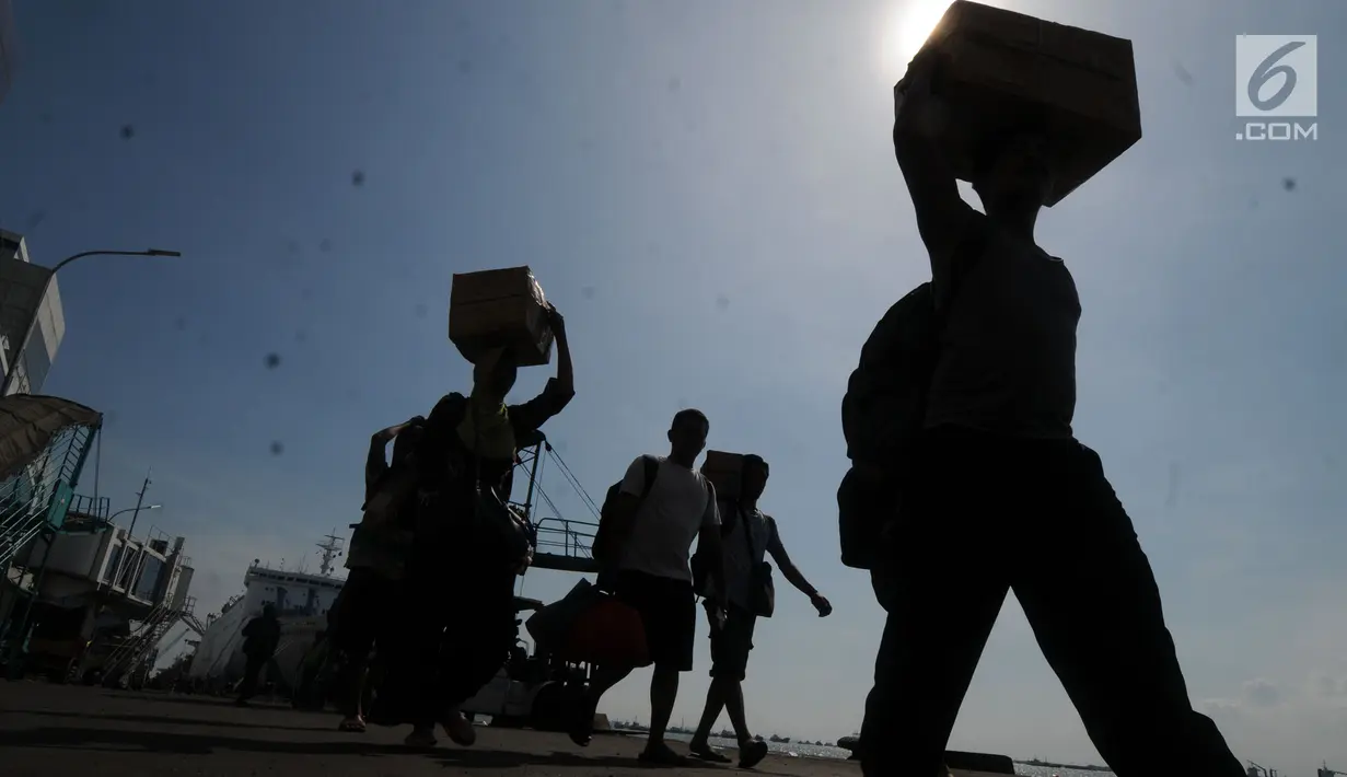 Penumpang turun dari KM Dharma Ferry VII di Dermaga Gapura Surya Nusantara, Pelabuhan Tanjung Perak, Surabaya, Jawa Timur, Kamis (30/5/2019). PT Pelabuhan Indonesia (Pelindo) III menyatakan pemudik diperkirakan meningkat 3% dibandingkan arus mudik pada Lebaran tahun lalu. (merdeka.com/Dwi Narwoko)