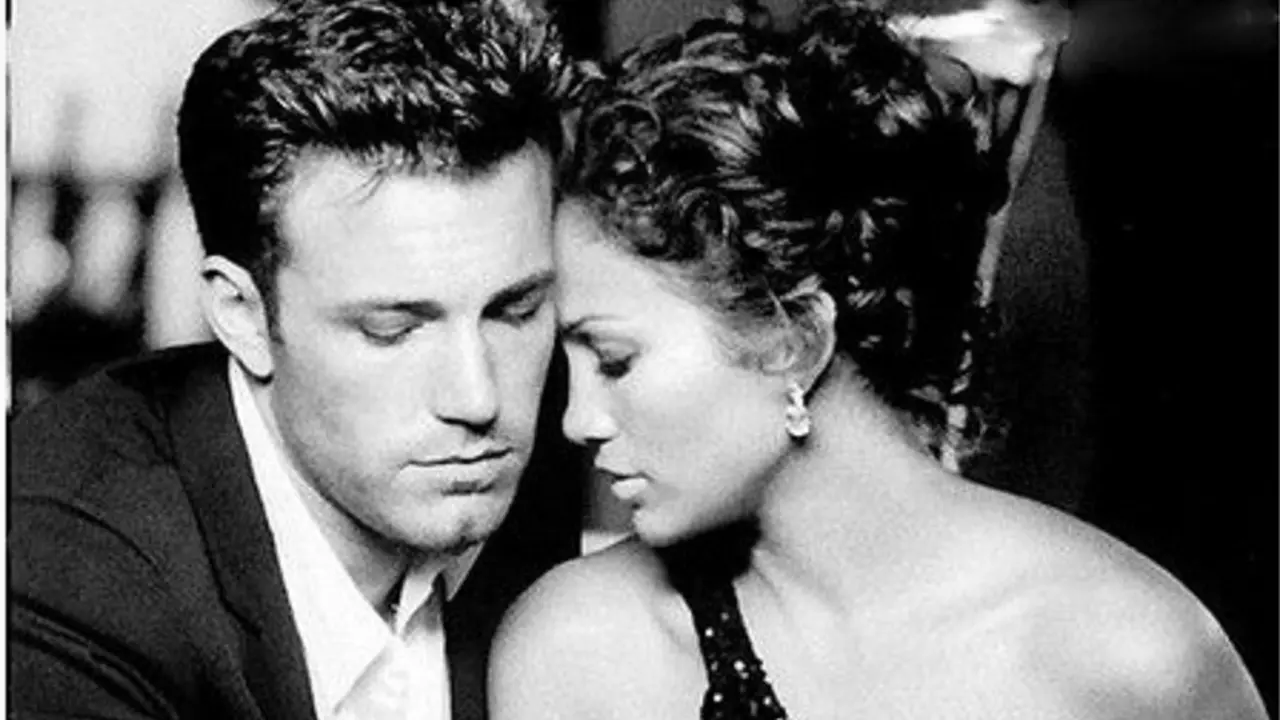 Ben Affleck dan Jennifer Lopez Tertangkap Kamera Berciuman Mesra
