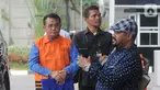 Bupati nonaktif Bengkayang Suryadman Gidot (kiri) tiba di Gedung KPK, Jakarta, Selasa (15/10/2019). Suryadman menjalani pemeriksaan lanjutan penyidik KPK sebagai tersangka untuk melengkapai berkas terkait dugaan menerima suap dalam proyek di lingkungan Kabupaten Bengkayang. (merdeka.com/Dwi Narwoko)