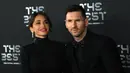 Pemain Paris Saint-Germain asal Argentina, Lionel Messi (kanan) dan istrinya Antonela Roccuzzo berpose setibanya pada acara The Best FIFA Football Awards 2022 di Paris, Prancis, 27 Februari 2023. Antonella tampil sangat cantik dan anggun daripada biasanya. (FRANCK FIFE/AFP)