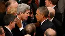 Presiden AS, Barack Obama berbincang dengan Menlu AS, John Kerry (kedua kiri) usai menyampaikan pidato kenegaraan terakhirnya di hadapan parlemen di Washington, Selasa (12/1). (REUTERS/Jonathan Ernst)