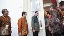 Presiden Jokowi berbincang dengan Tim Sensus Ekonomi Badan Pusat Statistik (BPS) di Istana Negara, Jakarta, Rabu (25/5/2016). Kedatangan tim Sensus Ekonomi BPS untuk mendata sensus ekonomi kepada Presiden Jokowi. (Liputan6.com/Faizal Fanani)