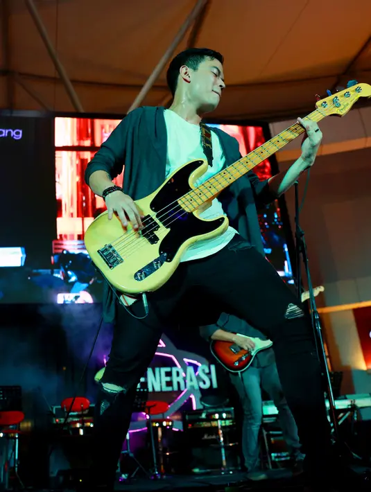 Barris melantunkan single yang bertajuk 'Mendua' dimana para penonton terhipnotis untuk bernyanyi bersama. (Adrian Putra/Bintang.com)