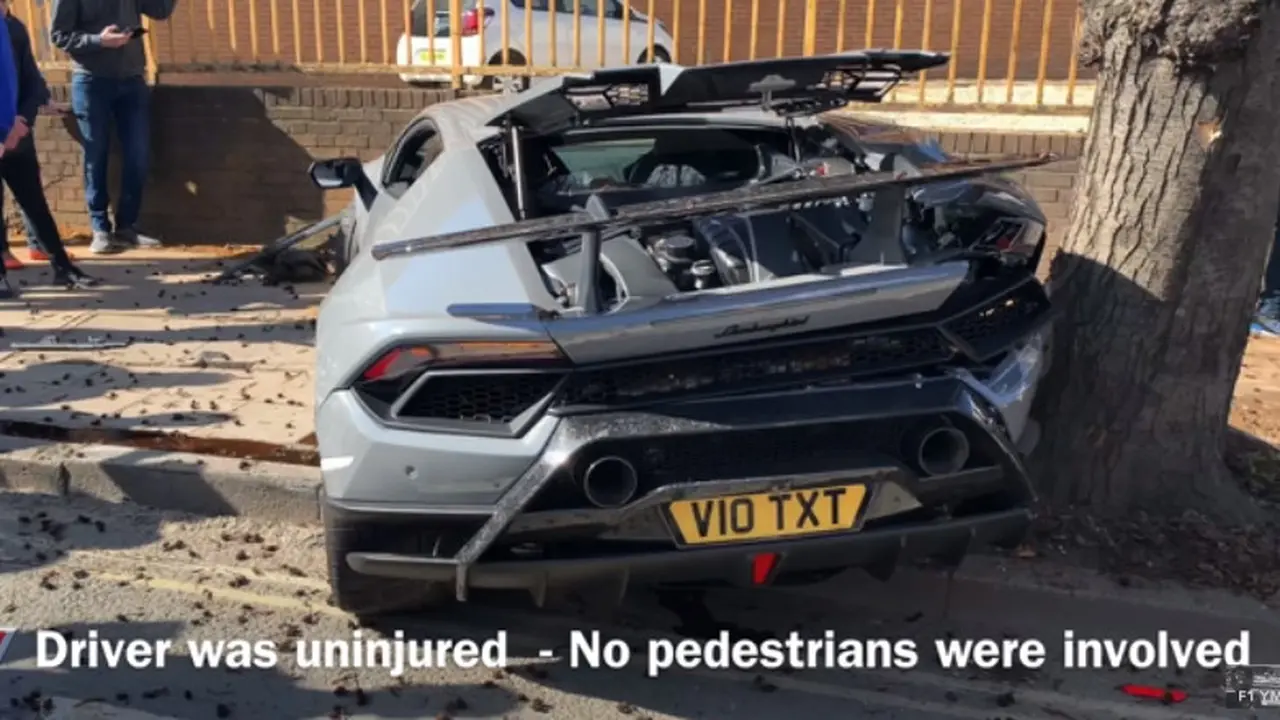 Detik-detik Lamborghini Huracan Tabrak Pohon Terekam Kamera