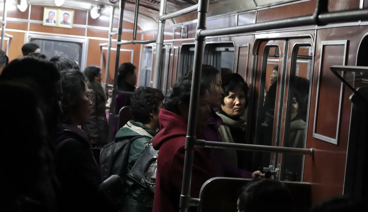 Perempuan Korea Utara naik kereta bawah tanah di Pyongyang, Korea Utara (23/1/2019). Stasiun Kaeson adalah stasiun di Jalur Chŏllima Metro Pyongyang. Terletak dekat Arch of Triumph dan Kaeson Youth Park. (AP Photo/Dita Alangkara)