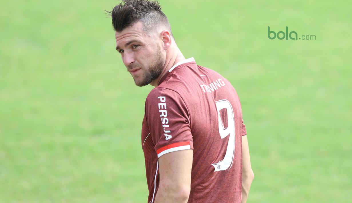 Marko Simic menyimak arahan pelatih saat sesi latihan jelang melawan Tampines Rovers Piala AFC 2018 di Lapangan ABC, Senayan, Jakarta (27/2/2018). Marko Simic menjadi menjadi salah satu andalan Persija musim 2018. (Bola.com/Nick Hanoatubun)