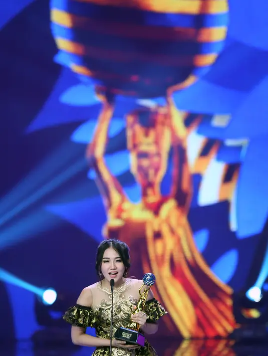 "Yang pasti bangga. Ya Alhamdulillah sebenarnya nggak nyangka karena nominatornya bagus-bagus semuanya, keren. Alhamdulillah pokoknya," ucap Via Vallen di studio 6 Emtek City, kawasan Daan Mogot, Jakarta Barat, Jumat (13/10). (Bambang E. Ros/Bintang.com)