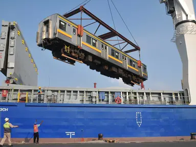 Pekerja memindahkan gerbong KRL dari kapal menggunakan alat berat di Pelabuhan Tanjung Priok, Jakarta, Rabu (6/1). Kedatangan gerbong KRL ini menandai akhir program pengadaan 120 kereta PT KAI Commuter Jabodetabek tahun 2015. (Liputan6.com/Gempur M Surya)
