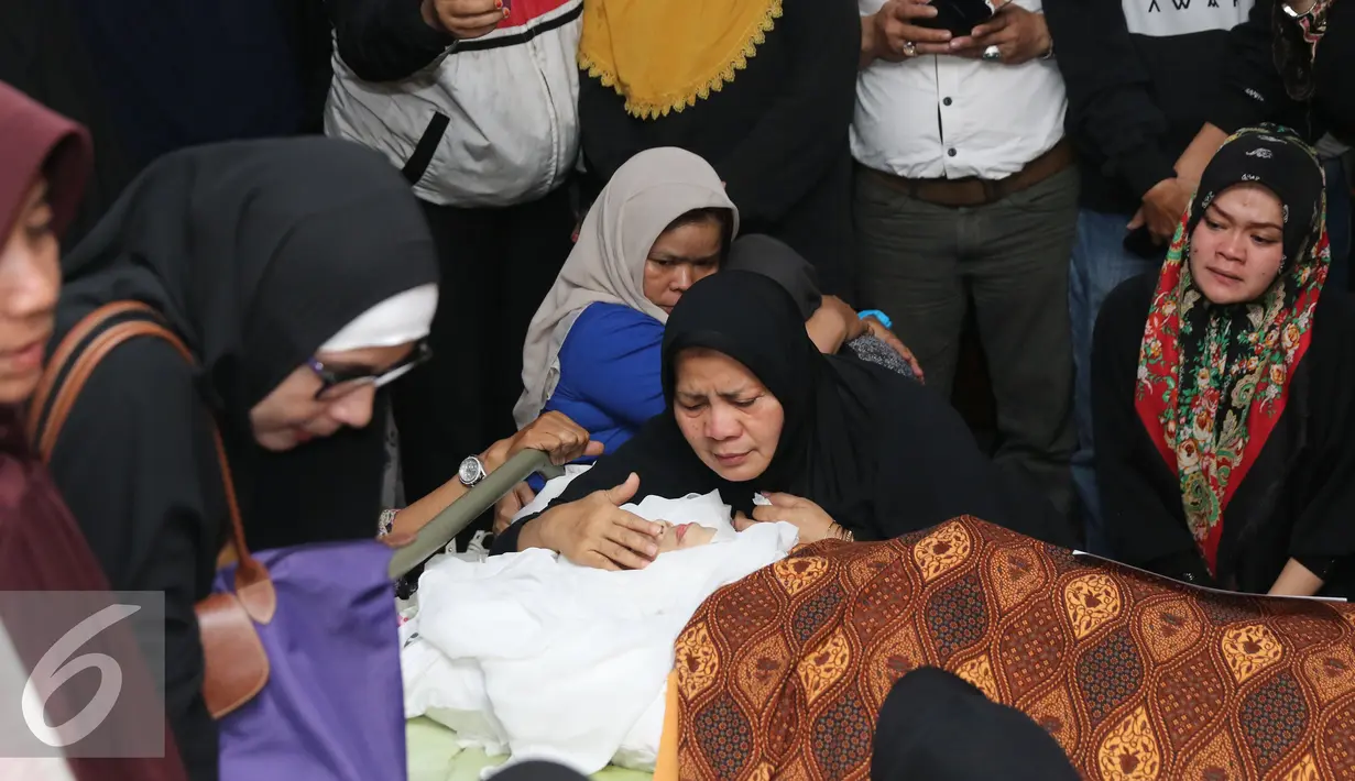 Kabar meninggalnya Hj. Susiana pertama kali diketahui melalui pesan berantai whatsapp. Susi meninggal di rumah sakit Brawijaya, Jakarta Selatan pada Selasa (23/8/2016) tepatnya pukul 18.00 WIB. . (Liputan6.com/Herman Zakharia)