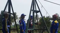 Beberapa anggota relawan Tagana Garut tengah memeriksa jembatan Siliwangi 2 di Desa Mandalakasih, Kec. Pameungpeuk, Garut, yang roboh diterjang banjing bandang beberapa waktu. (Liputan6.com/Jayadi Supriadin).