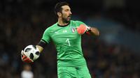 Gianluigi Buffon. Kiper Italia yang kini berusia 44 tahun ini memiliki total 176 caps dan terpilih memperkuat Gli Azzurri dalam 5 edisi Piala Dunia, mulai 1998 hingga 2014. Tampil dalam 14 laga, Italia dibawanya juara pada edisi 2006 di Jerman. (AFP/Oli Scarff)