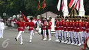 Paspampres melakukan prosesi serah terima pergantian pasukan jaga Istana Kepresiden di depan Istana Merdeka, Minggu (28/8). Ini merupakan pelaksanaan seremoni pergantian pasukan jaga istana untuk yang kedua kalinya (Liputan6.com/Faizal Fanani)