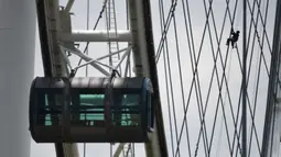 Seorang pekerja melakukan tugas pemeliharaan dan pembersihan di Singapore Flyer, Singapura, 1 September 2020. (Xinhua/Then Chih Wey)