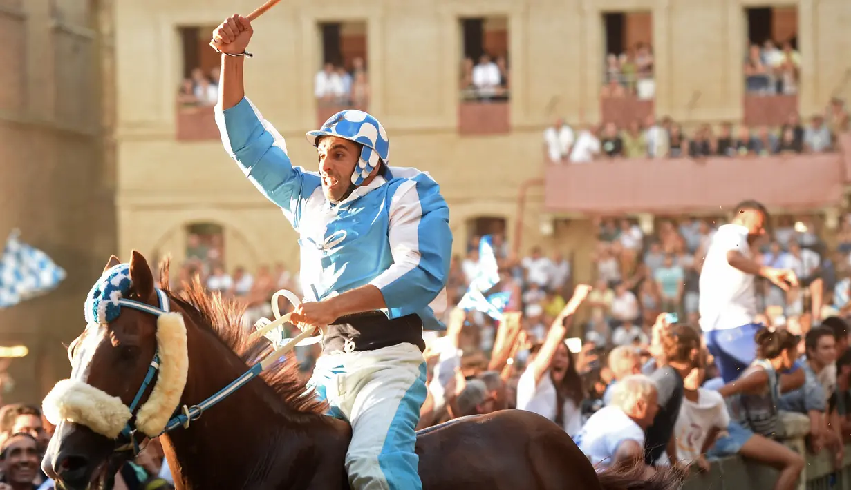 Ekspresi Joki Carlo Sanna saat memacu kudanya Porto Alabe dalam balapan kuda Italia historis Palio di Siena, Italia (16/8). Setiap tahunnya, lomba ini selalu menjadi acara nasional dan disiarkan langsung di televisi nasional.(AFP Photo/Filippo Monteforte)