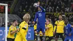 Chelsea menelan kekalan tipis 0-1 dari tuan rumah Borussia Dortmund dalam laga leg pertama babak 16 besar Liga Champions 2022/2023 di Signal Iduna Park, Dortmund, Kamis (16/2/2023) dini hari WIB. Gol tunggal Borussia Dortmund dicetak Karim Adeyemi lewat aksi solo run pada menit ke-63 setelah para pemain Chelsea kehilangan bola saat mendapat kesempatan sepak pojok. Chelsea sebenarnya mampu mencetak gol terlebih dahulu pada menit ke-16 lewat Thiago Silva. Namun aksi gol tangan Tuhan bek The Blues tersebut dianulir wasit bahkan berujung kartu kuning. (AP Photo/Martin Meissner)