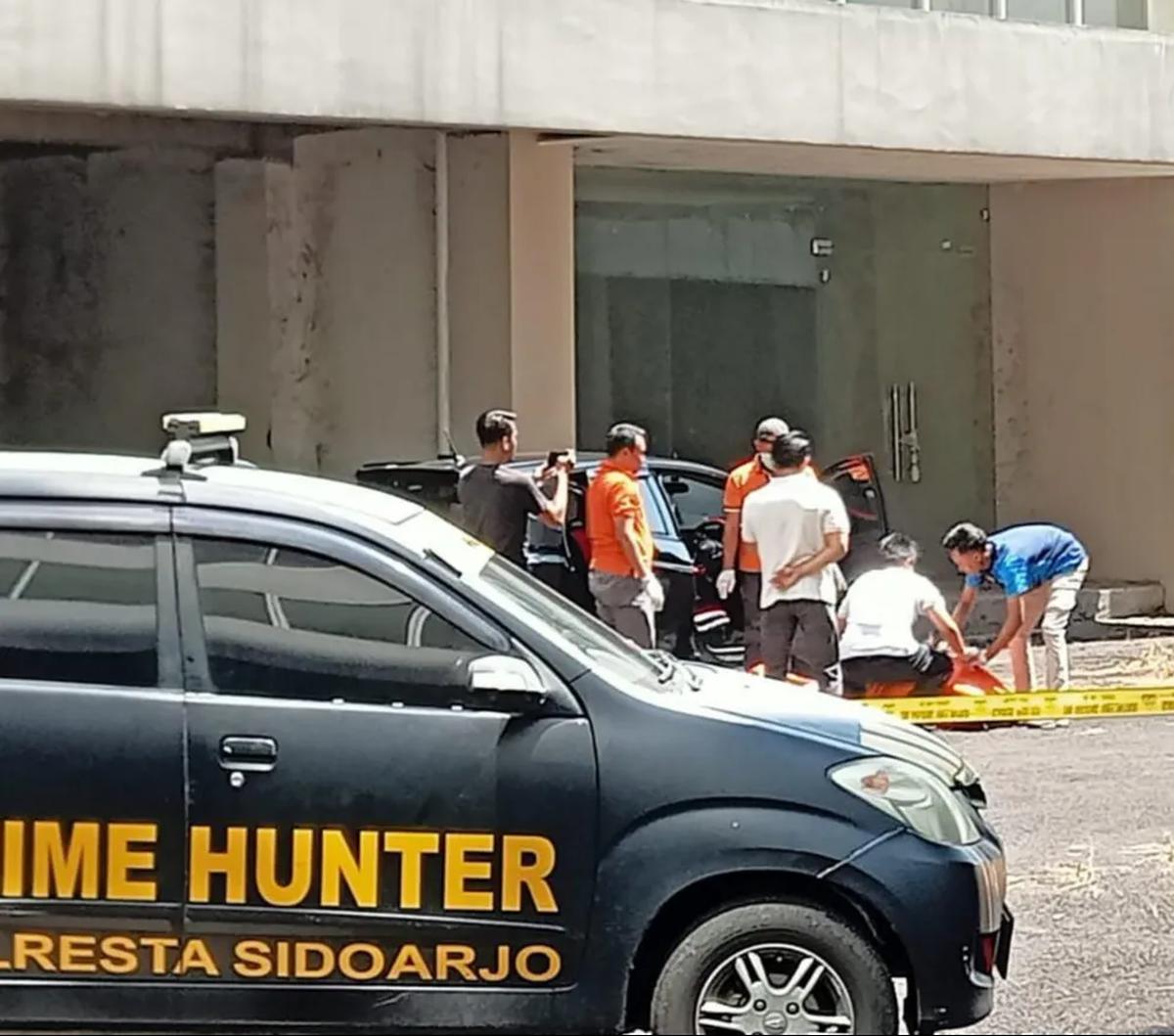 Saat ditemukan, kepala korban terbungkus plastik dengan rapat dan di lehernya ditemukan lilitan lakban. Pada bagian leher itu juga ditemukan selang yang terhubung dengan tabung gas helium.