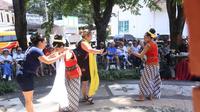 Wisatawna mancanegara ikut menari di Kota Probolinggo (Istimewa)