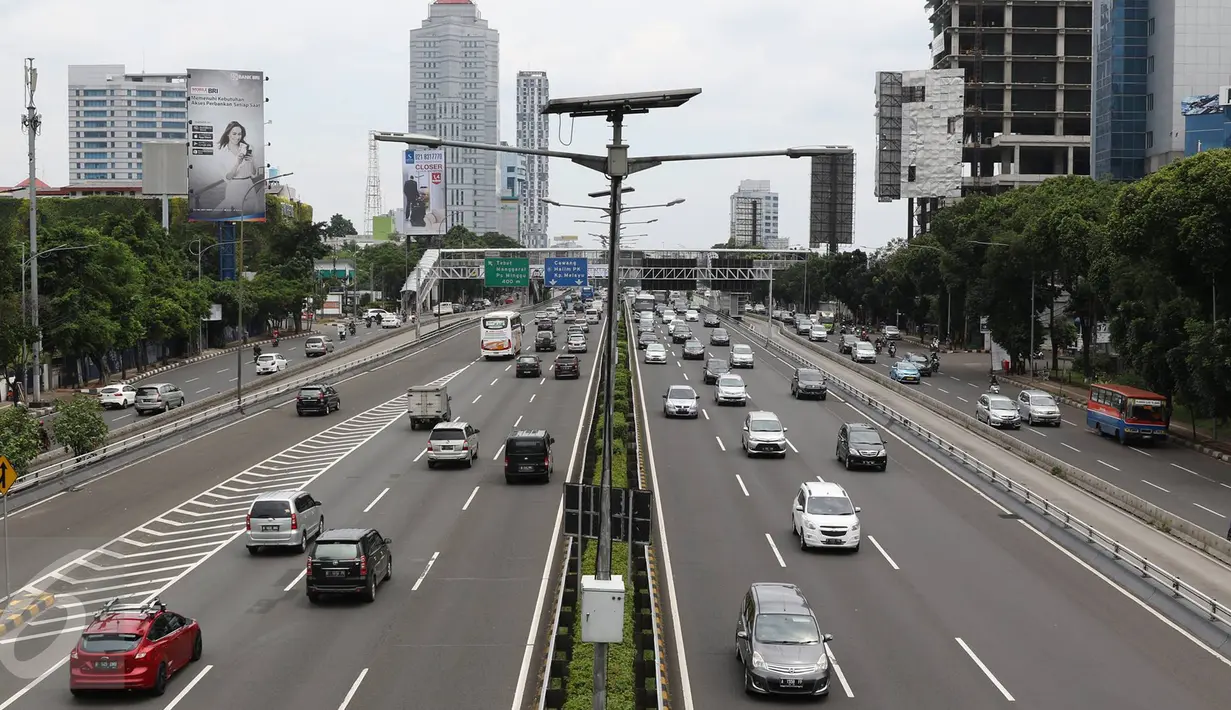 Kendaraan melintasi Jalan Gatot Subroto, Jakarta, Senin (12/12). Hari libur memperingati Maulid Nabi Muhammad SAW membuat kondisi lalu lintas di Ibu Kota relatif lengang dibanding hari biasa. (Liputan6.com/Immanuel Antonius)