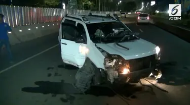 Diduga  dalam keadaan Mabuk seorang pengemudi minibus menabrak separator Busway. Polisi membawa sang pengemudi ke Unit Laka Polda Metro Jaya