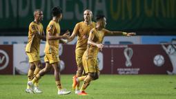 Para pemain Bhayangkara FC merayakan gol penyeimbang 1-1 ke gawang Persebaya Surabaya yang dicetak Anderson Salles dalam babak penyisihan Grup C Piala Presiden 2022 antara Bhayangkara FC melawan Persebaya Surabaya di Stadion Gelora Bandung Lautan Api, Bandung, Senin (13/06/2022). (Bola.com/Bagaskara Lazuardi)