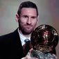 Pemain Barcelona Lionel Messi memegang trofi Ballon d'Or 2019 di Chatelet Theatre, Paris, Prancis, Senin (2/12/2019). Messi mengukir sejarah dengan memenangkan Ballon d'Or untuk keenam kalinya. (AP Photo/Francois Mori)