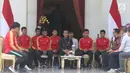 Presiden Jokowi menerima pemain Timnas U-22 Indonesia dan ofisial di beranda belakang Istana Merdeka, Jakarta, Kamis (28/2). Timnas U-22 turut didampingi Menpora Imam Nahrawi dan pelatih Timnas U-22 Indra Sjafrie. (Liputan6.com/Angga Yuniar)