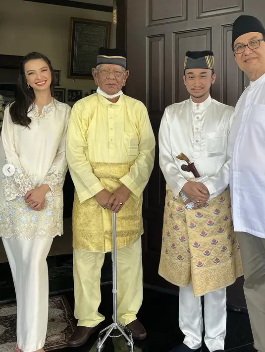 Mengenakan kebaya kurung dengan aksen bordir warna sederhana, Raline juga tampak begitu anggun.  [Foto: Instagram/ Raline Shah]