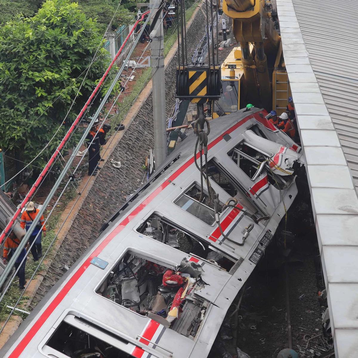 FOTO: Evakuasi Gerbong KRL Commuterline di Stasiun Bekasi Timur
