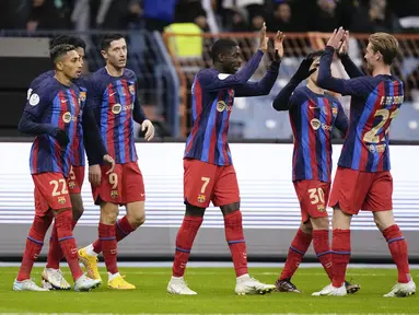 Para pemain Barcelona merayakan golnya ke gawang Real Betis pada semifinal Piala Super Spanyol di King Fahd International Stadium, Riyadh pada Jumat (13/1/2023) dini hari WIB.  Barcelona sukses melaju ke final Piala Super Spanyol 2022/2023. (AP Photo/Hussein Malla)
