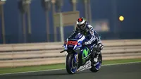 Pebalap Movistar Yamaha, Jorge Lorenzo, gagal mempertajam catatan waktunya pada hari kedua tes pramusim Moto 2016 di Sirkuit Losail, Qatar.